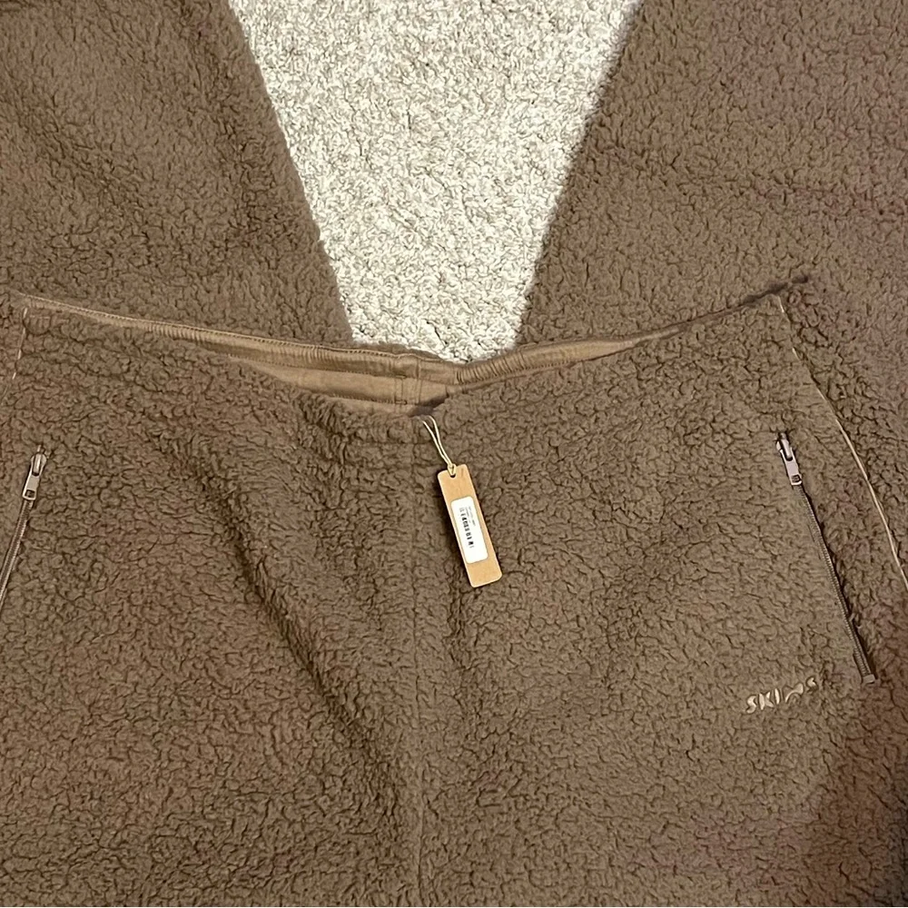 SKIMS Teddy Jogger Pants - Picture 7 of 7
